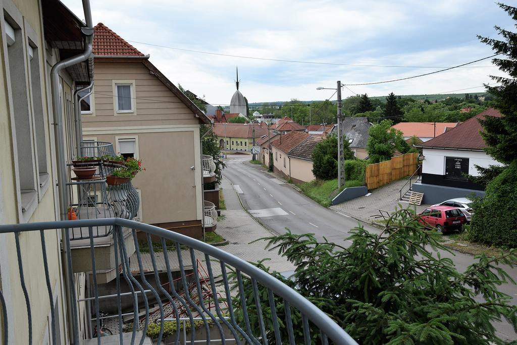 & Eger